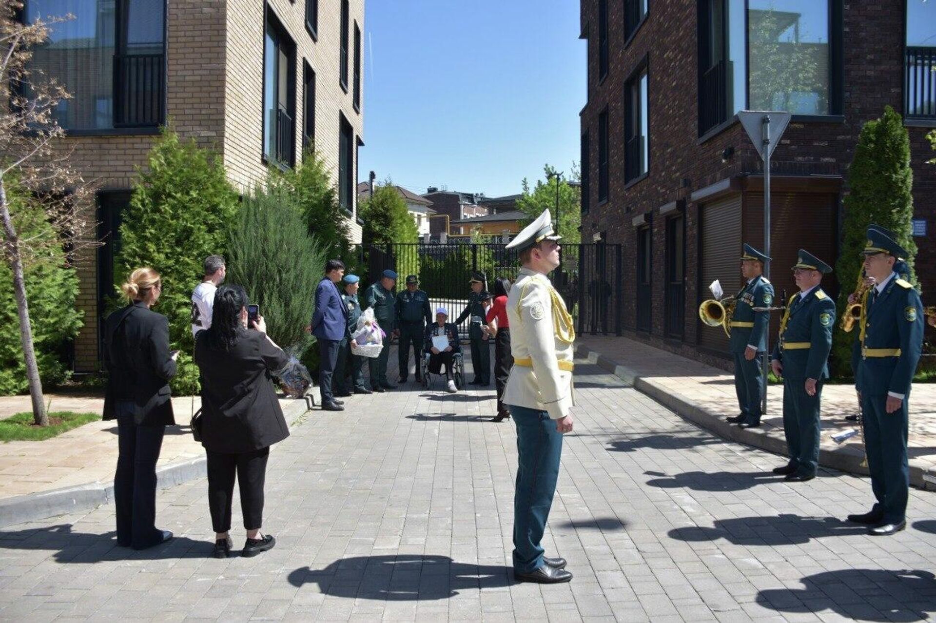Военнослужащие Десантно-штурмовых войск поздравили участника Великой Отечественной войны Ивана Бегунова - Sputnik Казахстан, 1920, 16.04.2026
