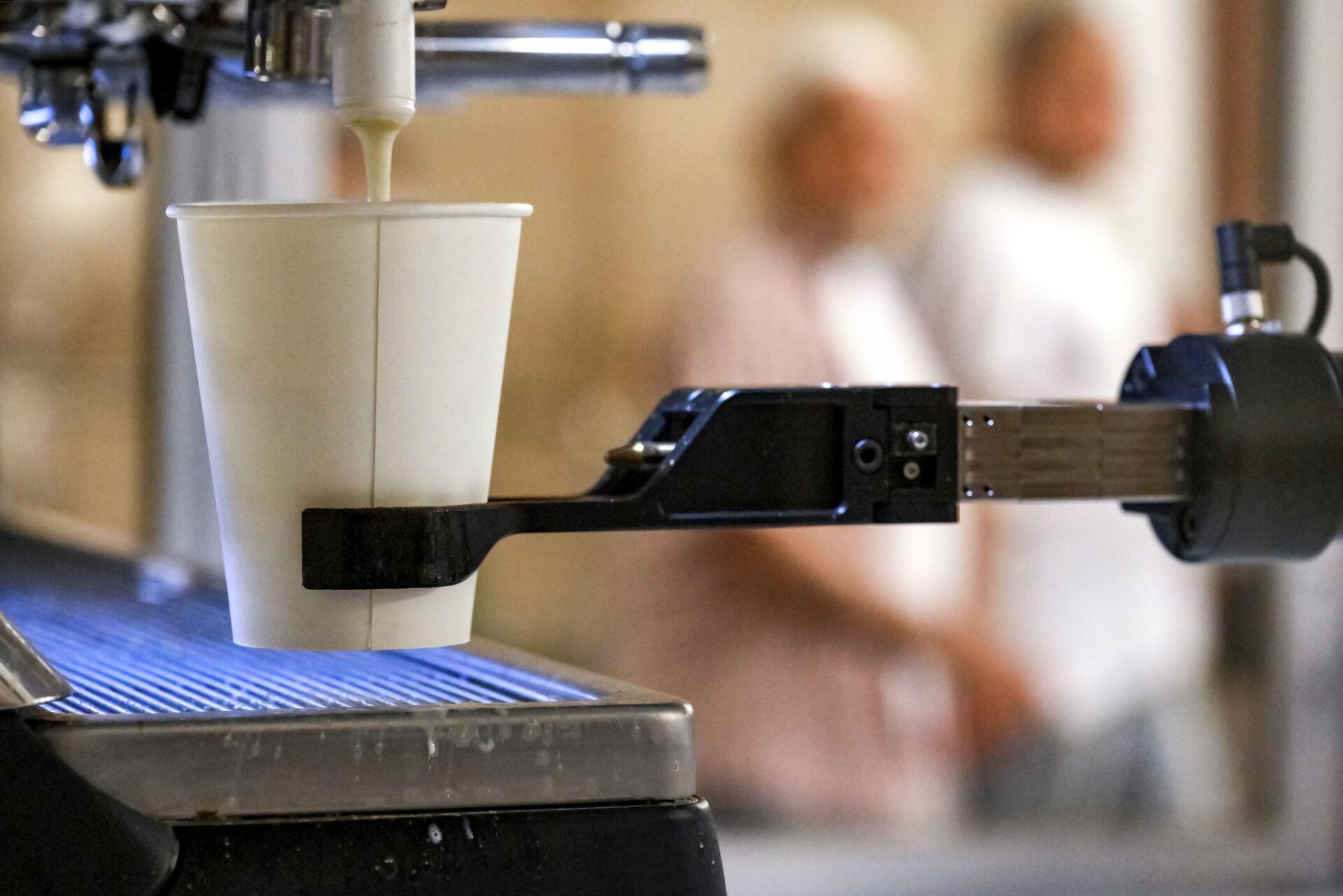 Робот-бариста появился на станции метро Курская - Sputnik Казахстан, 1920, 16.04.2026