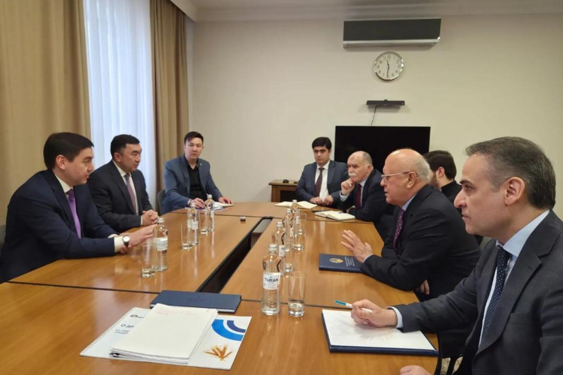 Встреча Продкорпорации Казахстана и Агентства по госматрезервам Таджикистана в Астане - Sputnik Казахстан, 1920, 17.04.2026