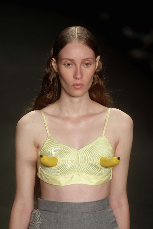 Модель демонстрирует творение из коллекции Normando во время Недели моды в Рио-де-Жанейро, Бразилия. - Sputnik Казахстан