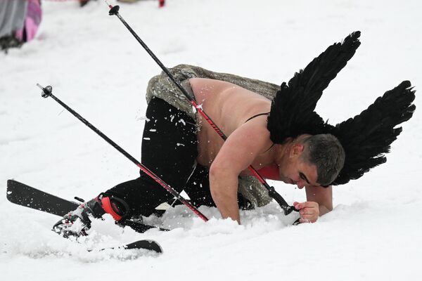 Участник "Карнавального" спуска на склоне горы "Зеленая" во время фестиваля GrelkaFest в Шерегеше. - Sputnik Казахстан