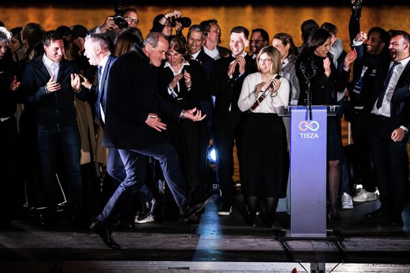 Венгерский политик Жолт Хегедуш празднует победу оппозиционной партии "Тиса" на парламентских выборах в Венгрии в Будапеште. - Sputnik Казахстан