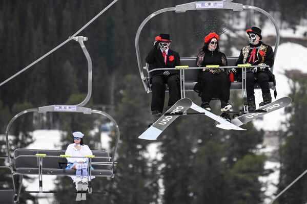 Участники "Карнавального" спуска на склоне горы "Зеленая" перед стартом во время фестиваля GrelkaFest в Шерегеше. - Sputnik Казахстан