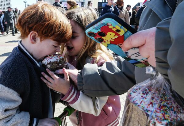 Раздача куличей на Пасхальном фестивале в Хабаровске во время празднования Пасхи. К празднику испекли три тысячи куличей общим весом в три тонны. - Sputnik Казахстан