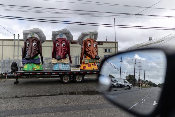 Три головы из скульптуры Doggie Diner, созданные в 1966 году Гарольдом Бахманом, стоят на прицепе, припаркованном на острове Трежер-Айленд в заливе Сан-Франциско, Калифорния, США. - Sputnik Казахстан