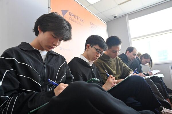 Тотальный диктант прошел в пресс-центре Sputnik-Казахстан - Sputnik Казахстан