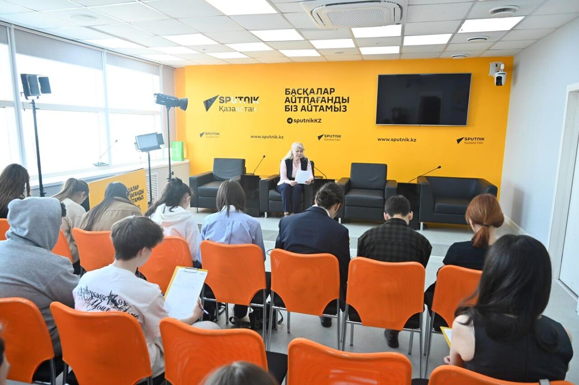 Тотальный диктант прошел в пресс-центре Sputnik-Казахстан - Sputnik Қазақстан, 1920, 18.04.2026