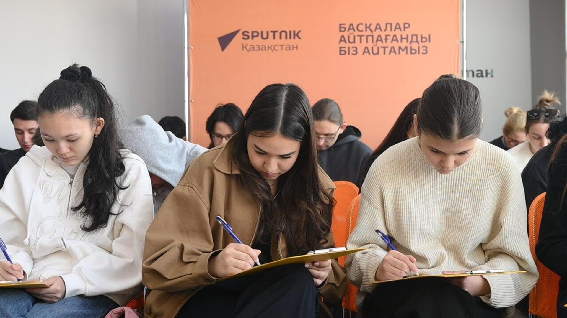 Тотальный диктант прошел в пресс-центре Sputnik-Казахстан - Sputnik Қазақстан, 1920, 18.04.2026