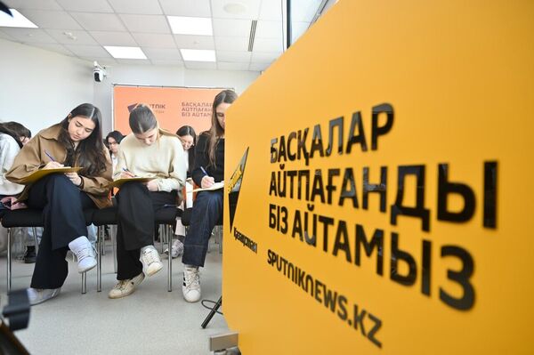 Тотальный диктант прошел в пресс-центре Sputnik-Казахстан - Sputnik Казахстан