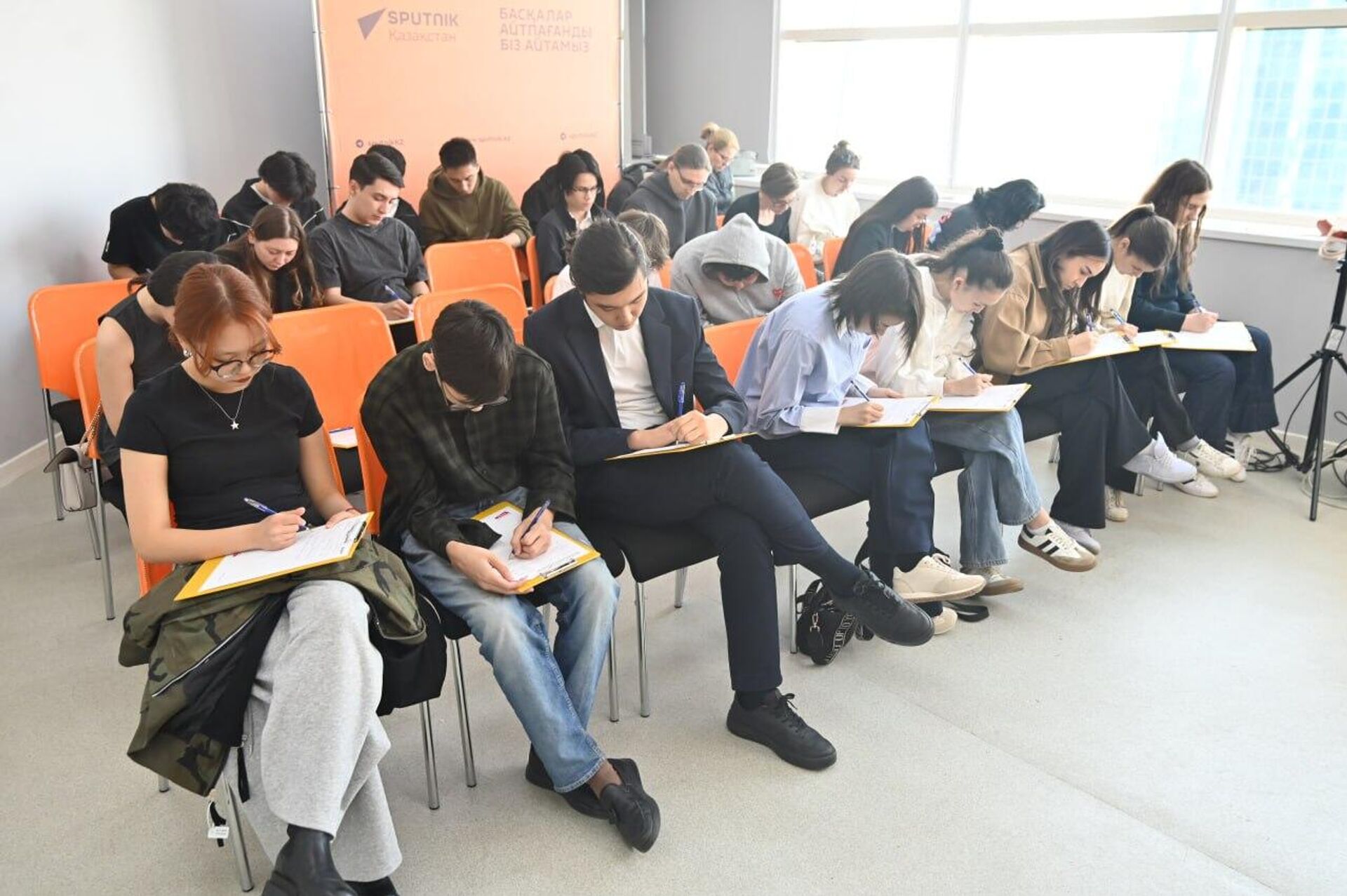 Тотальный диктант прошел в пресс-центре Sputnik-Казахстан - Sputnik Казахстан, 1920, 18.04.2026