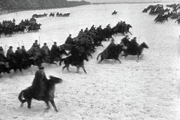 Советские кавалеристы 1-го гвардейского кавалерийского корпуса генерал-майора Павла Белова из состава Западного фронта идут в атаку - Sputnik Казахстан