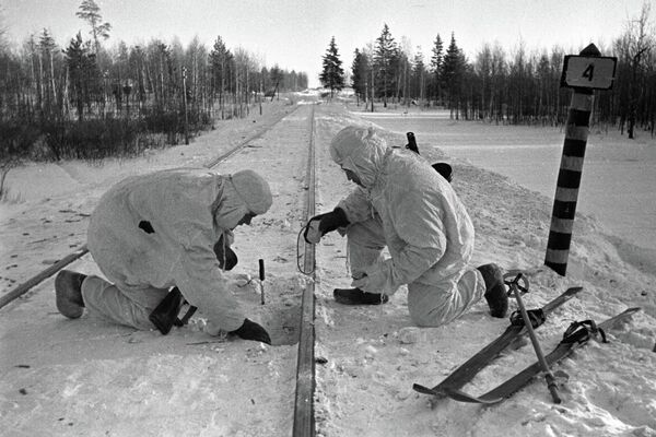 Советские бойцы минируют железнодорожные пути под Москвой - Sputnik Казахстан