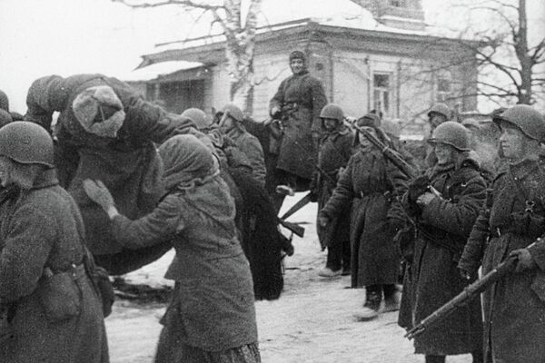 Женщина встречает советских военнослужащих, освободивших ее деревню под Москвой - Sputnik Казахстан
