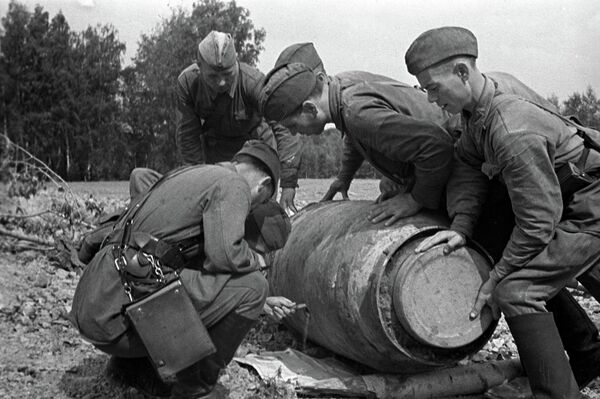 Бойцы 3-го авиационного полка МПВО готовят к взрыву неразорвавшуюся фашистскую 1000-килограммовую авиабомбу - Sputnik Казахстан