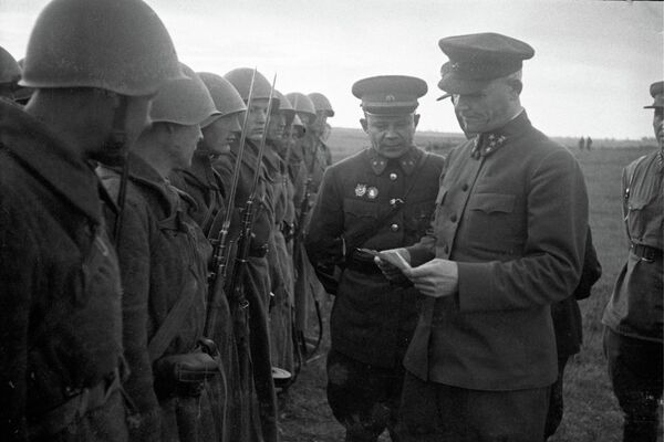 Командующий Калининским фронтом генерал-полковник Иван Конев (справа) и командующий 31-й армией генерал-майор Виталий Поленов беседуют с бойцами 31-й армии - Sputnik Казахстан