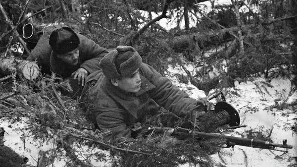 Великая Отечественная война 1941-1945 гг. Оборона Москвы. Связисты 8-й Гвардейской стрелковой дивизии  (панфиловцы) прокладывают телефонный кабель. - Sputnik Казахстан