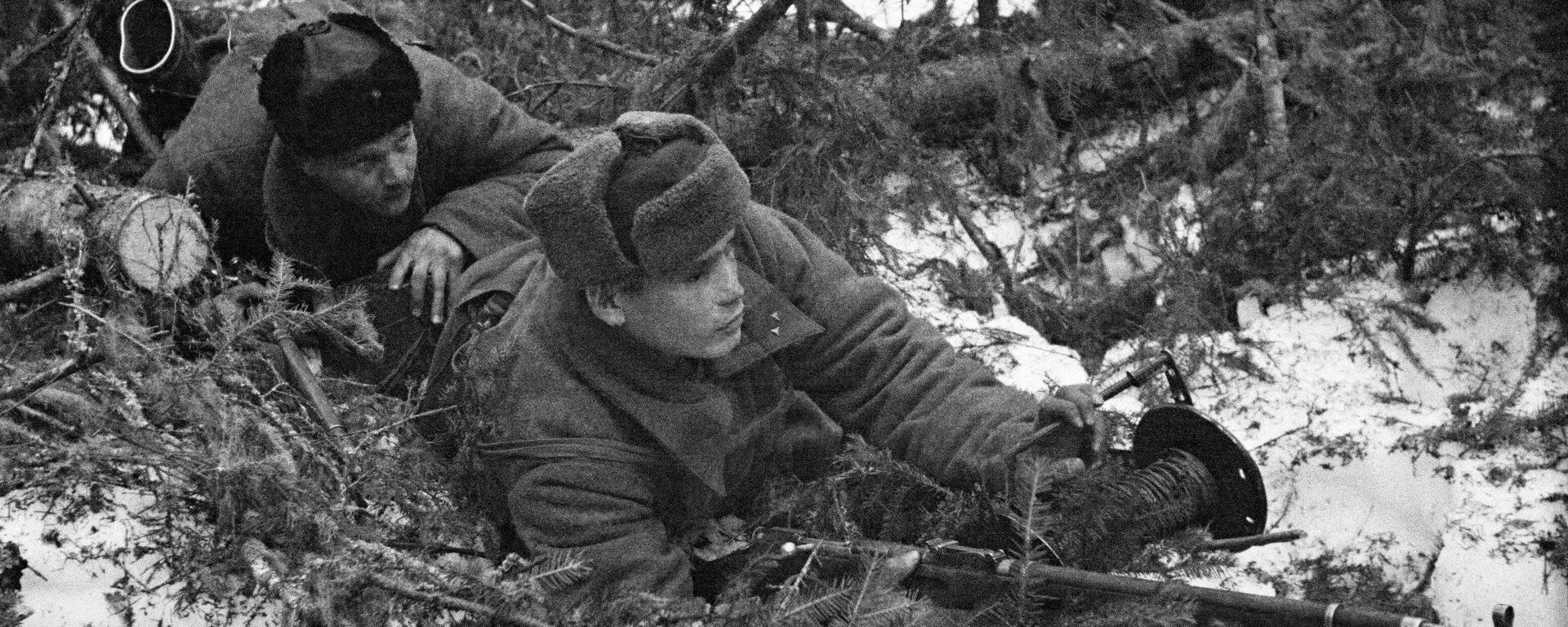 Великая Отечественная война 1941-1945 гг. Оборона Москвы. Связисты 8-й Гвардейской стрелковой дивизии (панфиловцы) прокладывают телефонный кабель. Великая Отечественная война 1941-1945 гг. Оборона Москвы. Связисты 8-й Гвардейской стрелковой дивизии (панфиловцы) прокладывают телефонный кабель. - Sputnik Казахстан, 1920, 16.05.2026