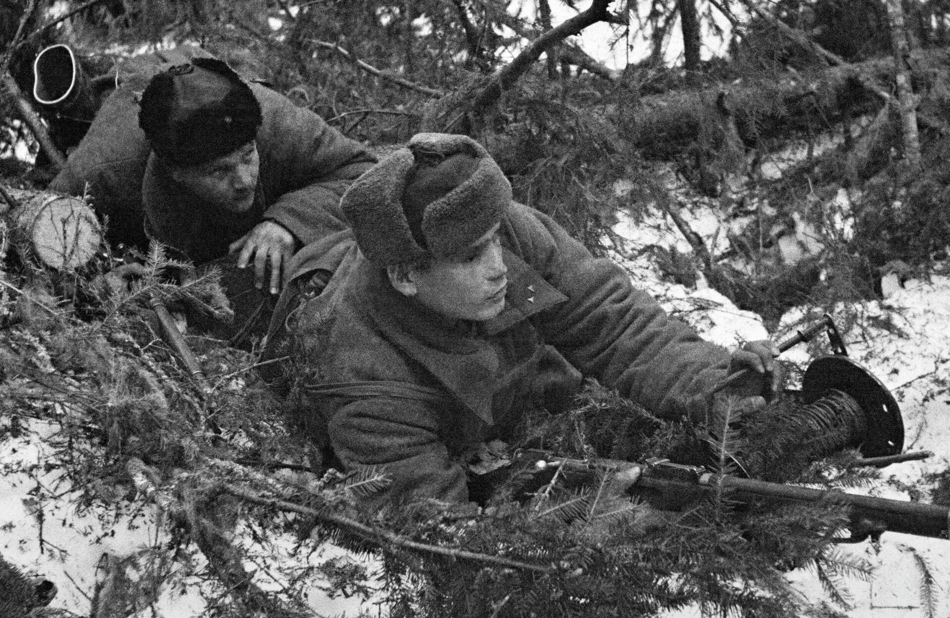 Великая Отечественная война 1941-1945 гг. Оборона Москвы. Связисты 8-й Гвардейской стрелковой дивизии (панфиловцы) прокладывают телефонный кабель. Великая Отечественная война 1941-1945 гг. Оборона Москвы. Связисты 8-й Гвардейской стрелковой дивизии (панфиловцы) прокладывают телефонный кабель. - Sputnik Казахстан, 1920, 08.05.2026