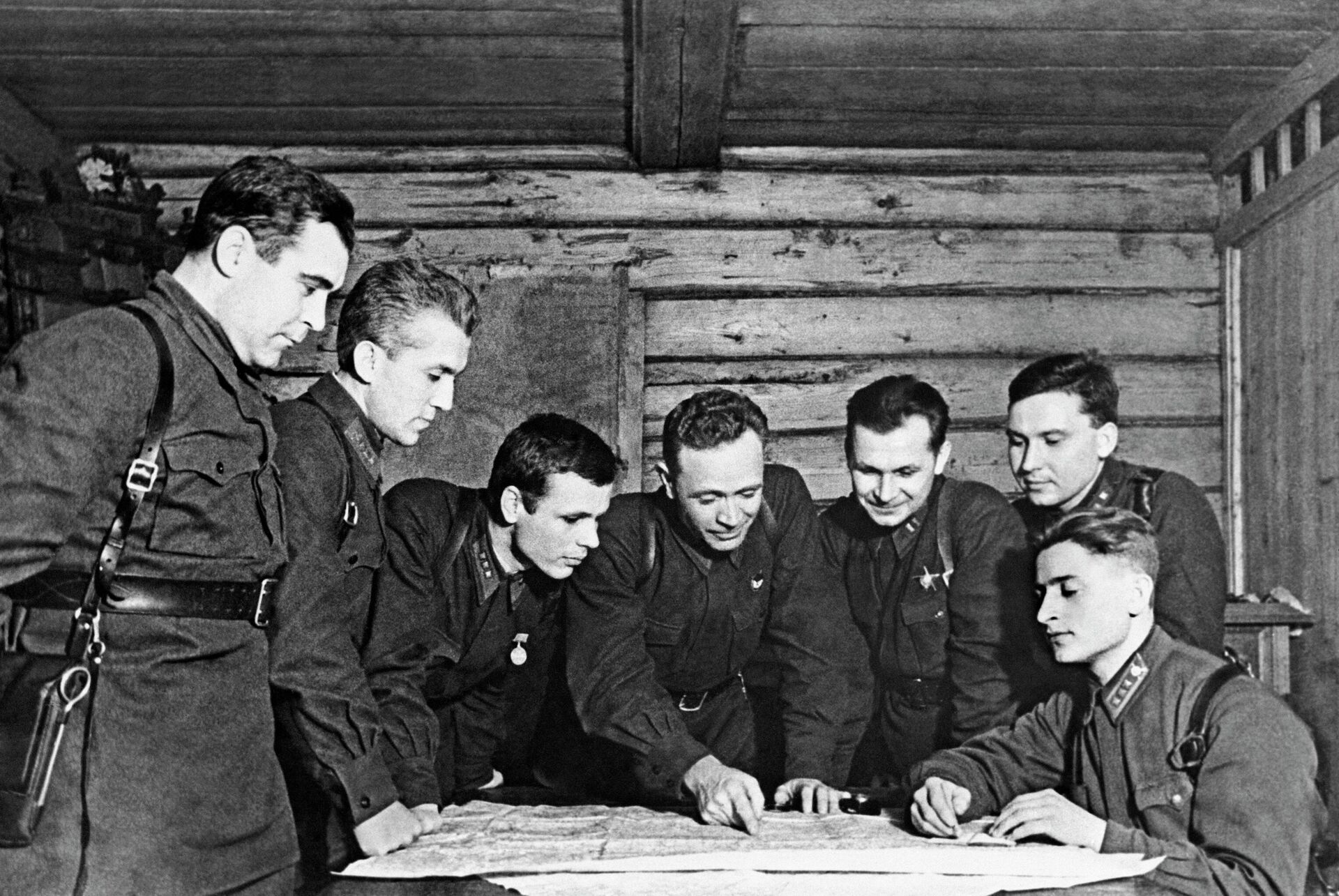 Командиры полка 8–ой гвардейской им. генерал-майора И.В. Панфилова стрелковой дивизии обсуждают план военных действий - Sputnik Казахстан, 1920, 20.04.2026