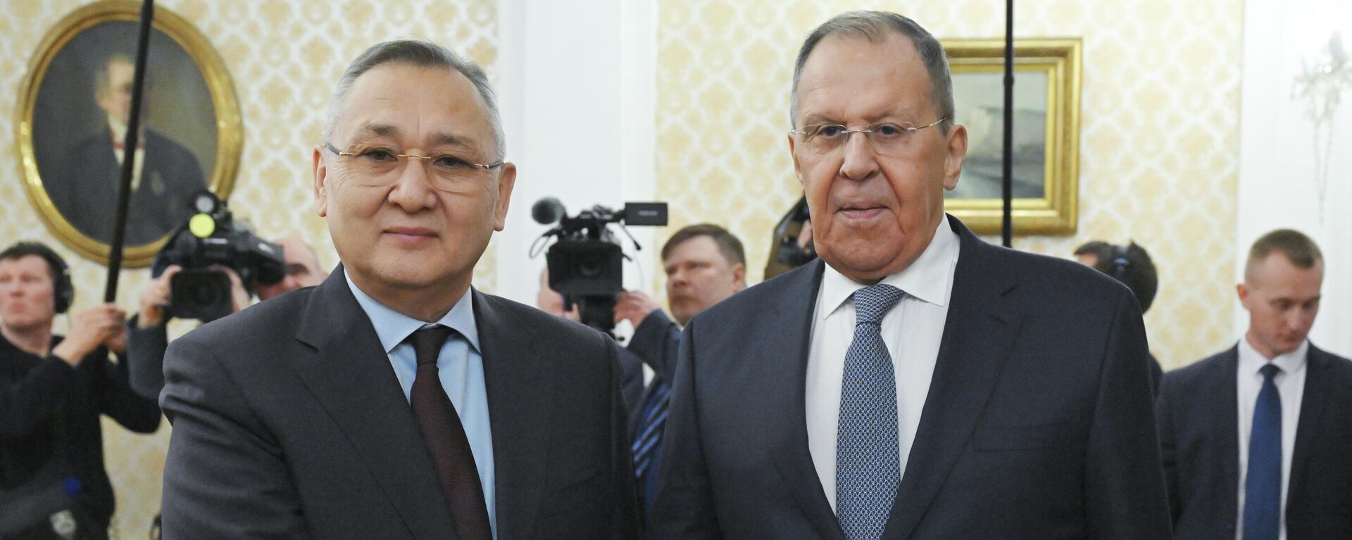 Генсек ОДКБ Таалатбек Масадыков и глава МИД РФ РФ Сергей Лавров  - Sputnik Казахстан, 1920, 20.04.2026