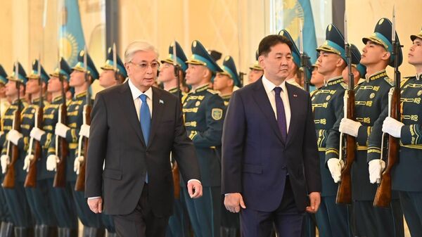 Қасым-Жомарт Тоқаев Ақордада Моңғолия президенті Ухнаагийн Хурэлсухты салтанатты түрде қарсы алды - Sputnik Қазақстан