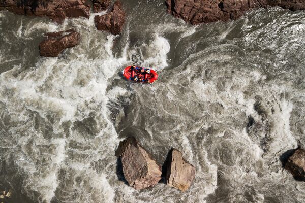 Участники Кубка России по рафтингу во время прохождения трассы в Республике Адыгея. - Sputnik Казахстан
