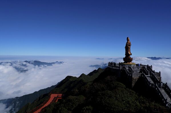 Вид на буддийскую статую на пике горы Fansipan во Вьетнаме. - Sputnik Казахстан