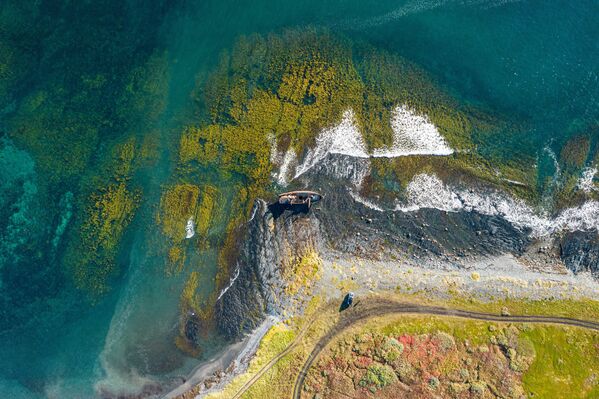 Рыбацкий корабль, выброшенный штормом на берег мыса Немецкий в Мурманской области - Sputnik Казахстан