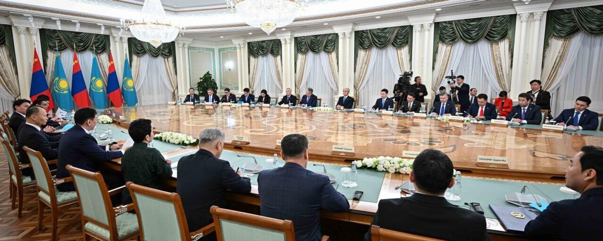 Переговоры Касым-Жомарта Токаева и Ухнаагийна Хурэлсуха в расширенном состав - Sputnik Қазақстан, 1920, 21.04.2026