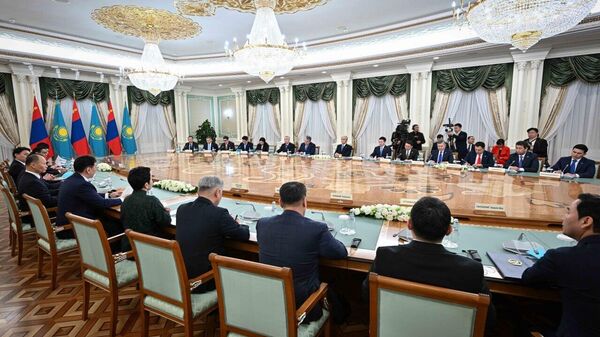 Переговоры Касым-Жомарта Токаева и Ухнаагийна Хурэлсуха в расширенном состав - Sputnik Казахстан
