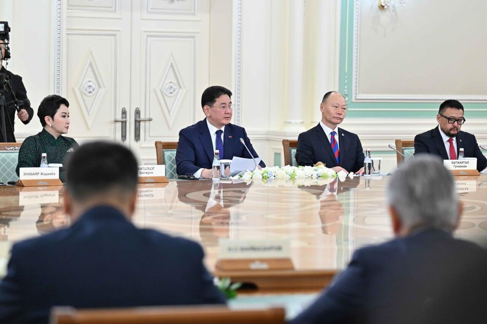 Переговоры Касым-Жомарта Токаева и Ухнаагийна Хурэлсуха в расширенном состав - Sputnik Казахстан, 1920, 21.04.2026