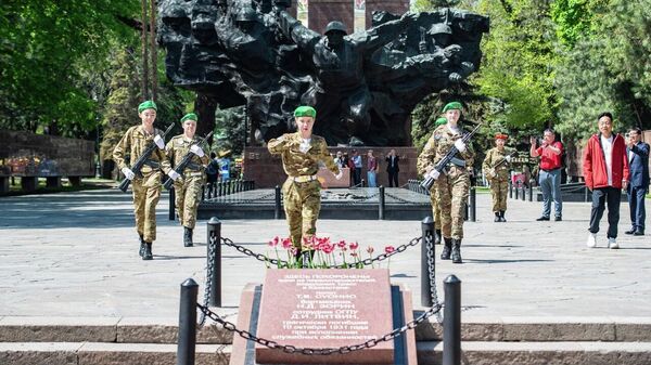 С 9 апреля по 9 мая у Вечного Огня на мемориале Славы в Алматы несут вахту памяти юные патриоты – ученики десятков алматинских школ - Sputnik Казахстан