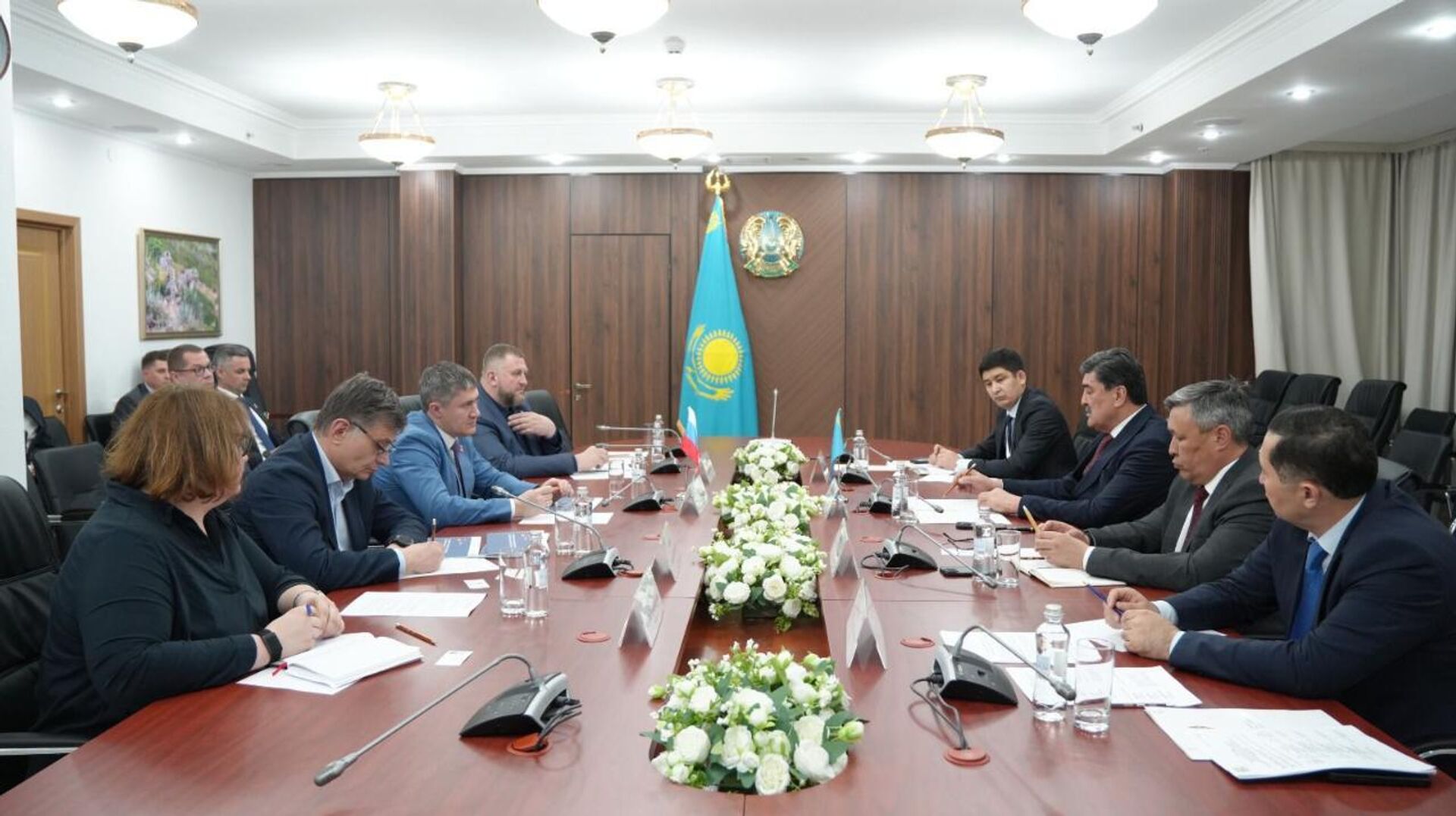 Встреча главы Минэкологии Казахстана Ерлана Нысанбаева с губернатором Пермского края Дмитрием Махониным - Sputnik Казахстан, 1920, 22.04.2026