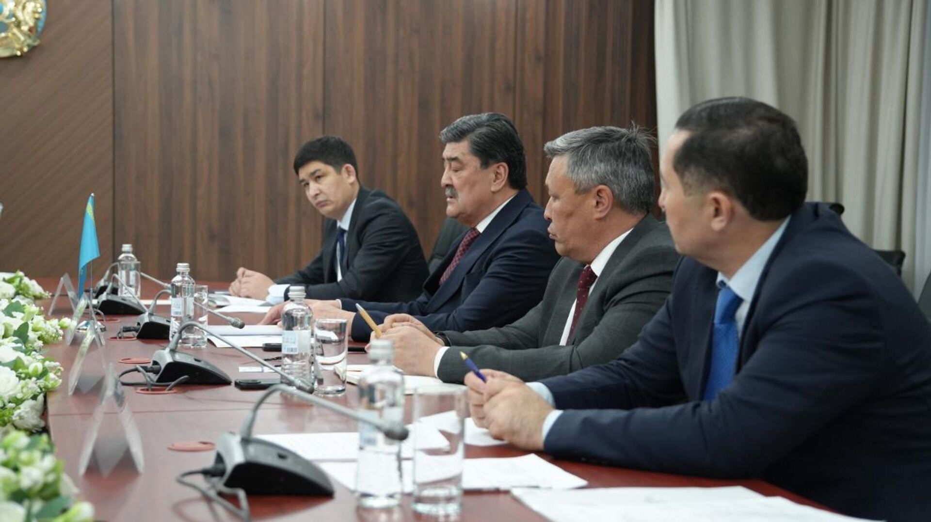 Встреча главы Минэкологии Казахстана Ерлана Нысанбаева с губернатором Пермского края Дмитрием Махониным - Sputnik Казахстан, 1920, 22.04.2026