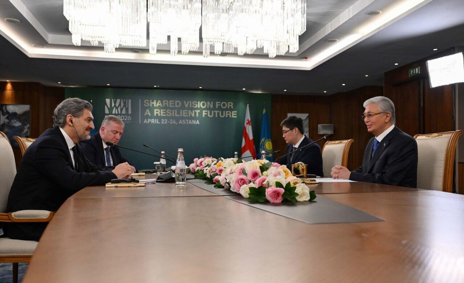 Касым-Жомарт Токаев и Михаил Кавелашвили - Sputnik Казахстан, 1920, 22.04.2026