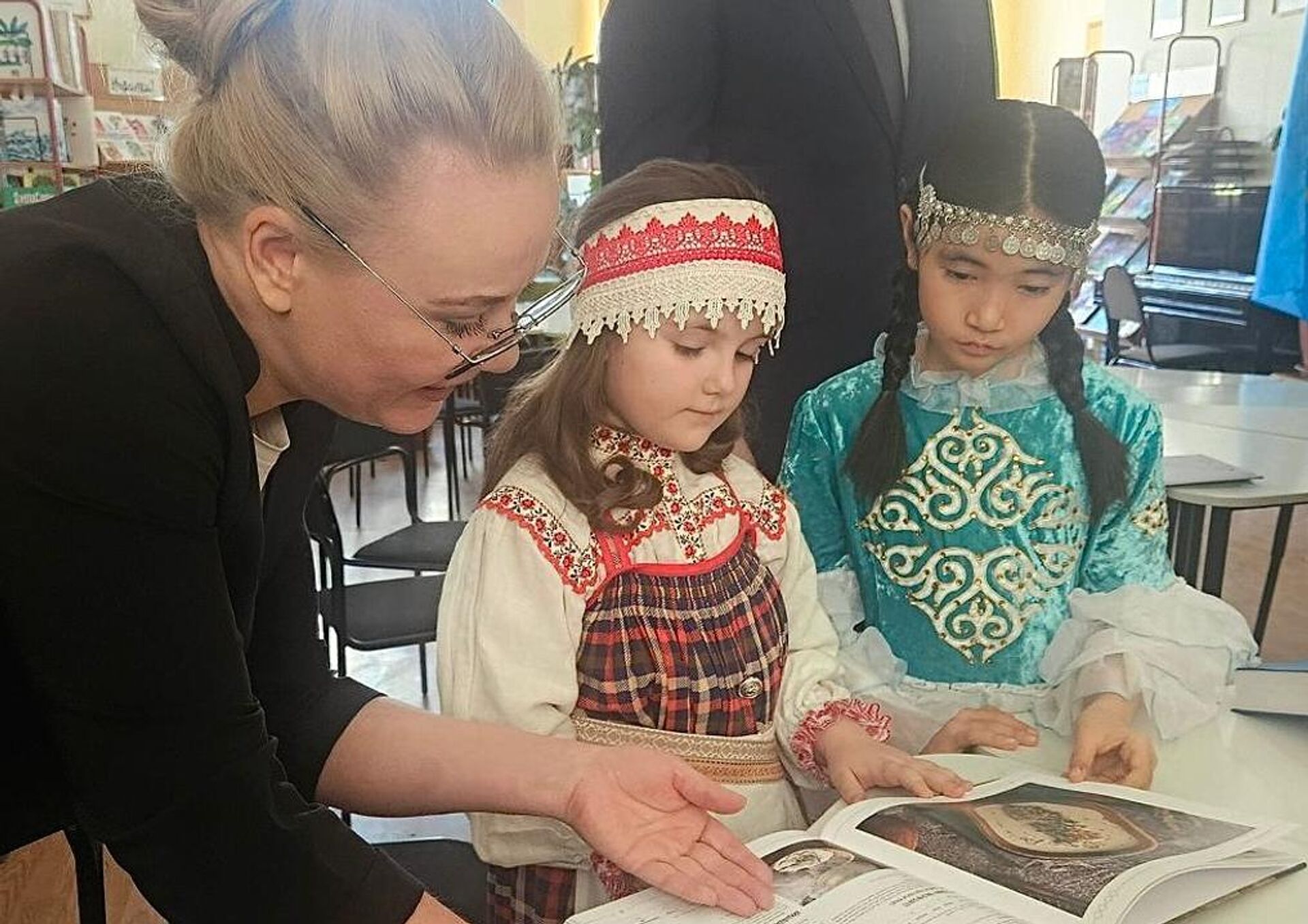 Посольство Казахстана в России  передало книги московским школам - Sputnik Казахстан, 1920, 23.04.2026