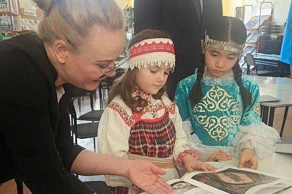 Қазақстанның Ресейдегі елшілігі Мәскеу мектептеріне кітап табыстады - Sputnik Қазақстан