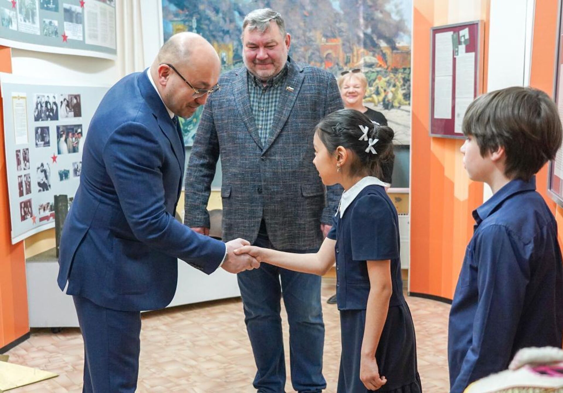 Посольство Казахстана в России  передало книги московским школам - Sputnik Қазақстан, 1920, 23.04.2026