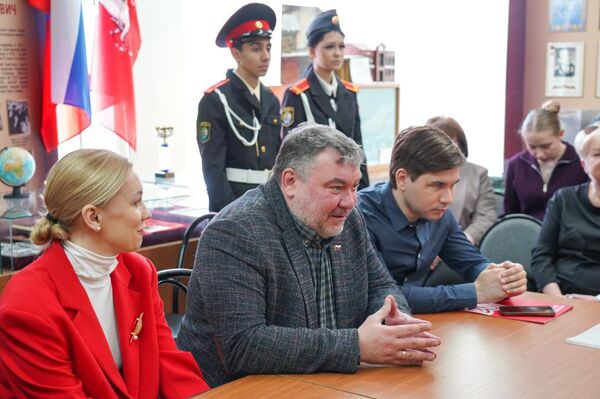 Қазақстанның Ресейдегі елшілігі Мәскеу мектептеріне кітап табыстады - Sputnik Қазақстан