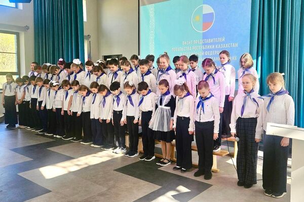 Қазақстанның Ресейдегі елшілігі Мәскеу мектептеріне кітап табыстады - Sputnik Қазақстан