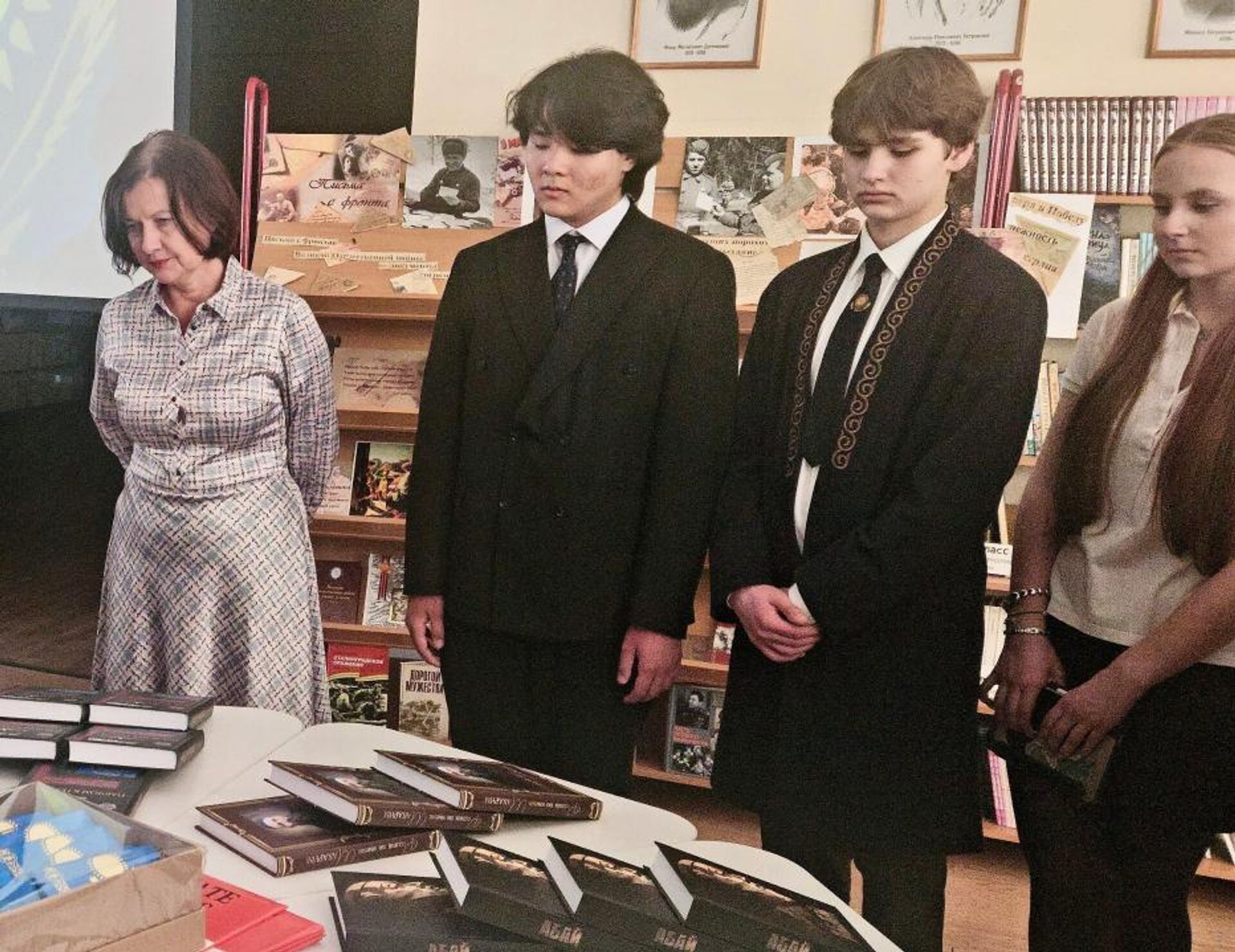 Посольство Казахстана в России  передало книги московским школам - Sputnik Қазақстан, 1920, 23.04.2026