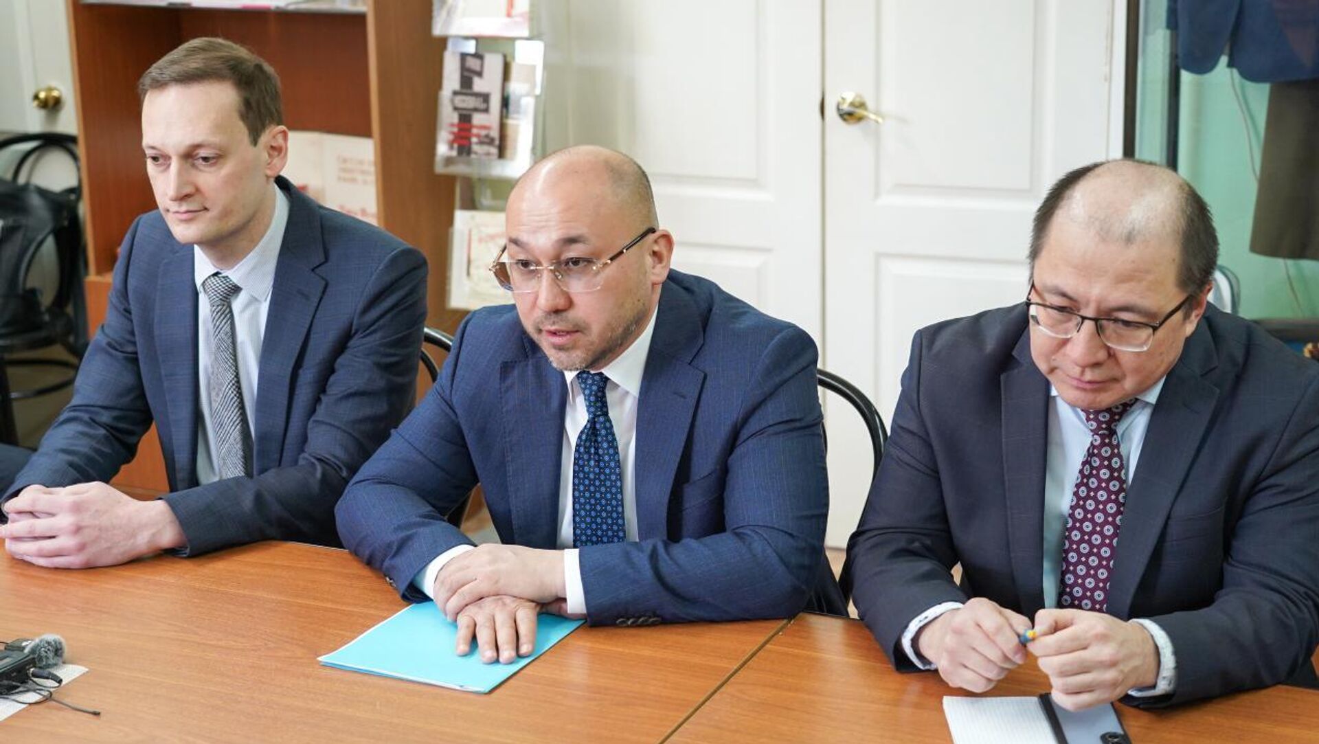 Посольство Казахстана в России  передало книги московским школам - Sputnik Қазақстан, 1920, 23.04.2026