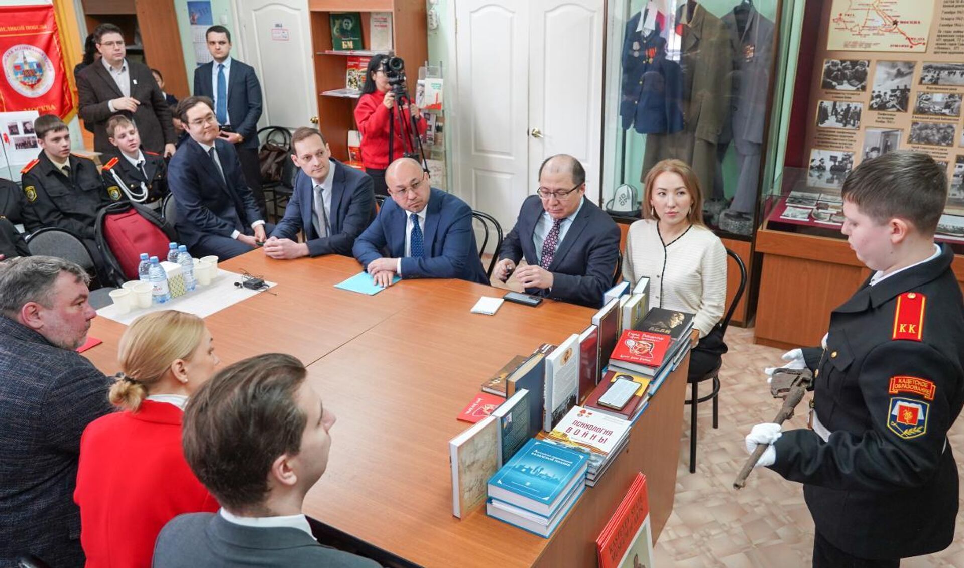 Посольство Казахстана в России  передало книги московским школам - Sputnik Қазақстан, 1920, 23.04.2026