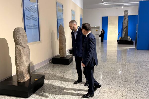 Вице-министры культуры России и Казахстана Андрей Малышев и Айбек Сыдыков в Национальном музее Казахстана  - Sputnik Казахстан