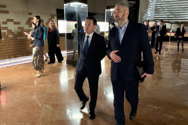 Вице-министры культуры России и Казахстана Андрей Малышев и Айбек Сыдыков в Национальном музее Казахстана  - Sputnik Казахстан