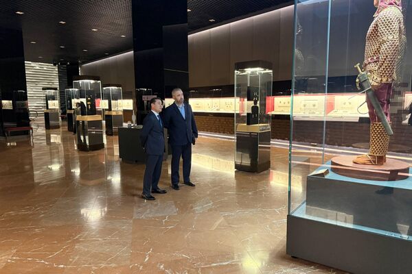 Вице-министры культуры России и Казахстана Андрей Малышев и Айбек Сыдыков в Национальном музее Казахстана  - Sputnik Казахстан