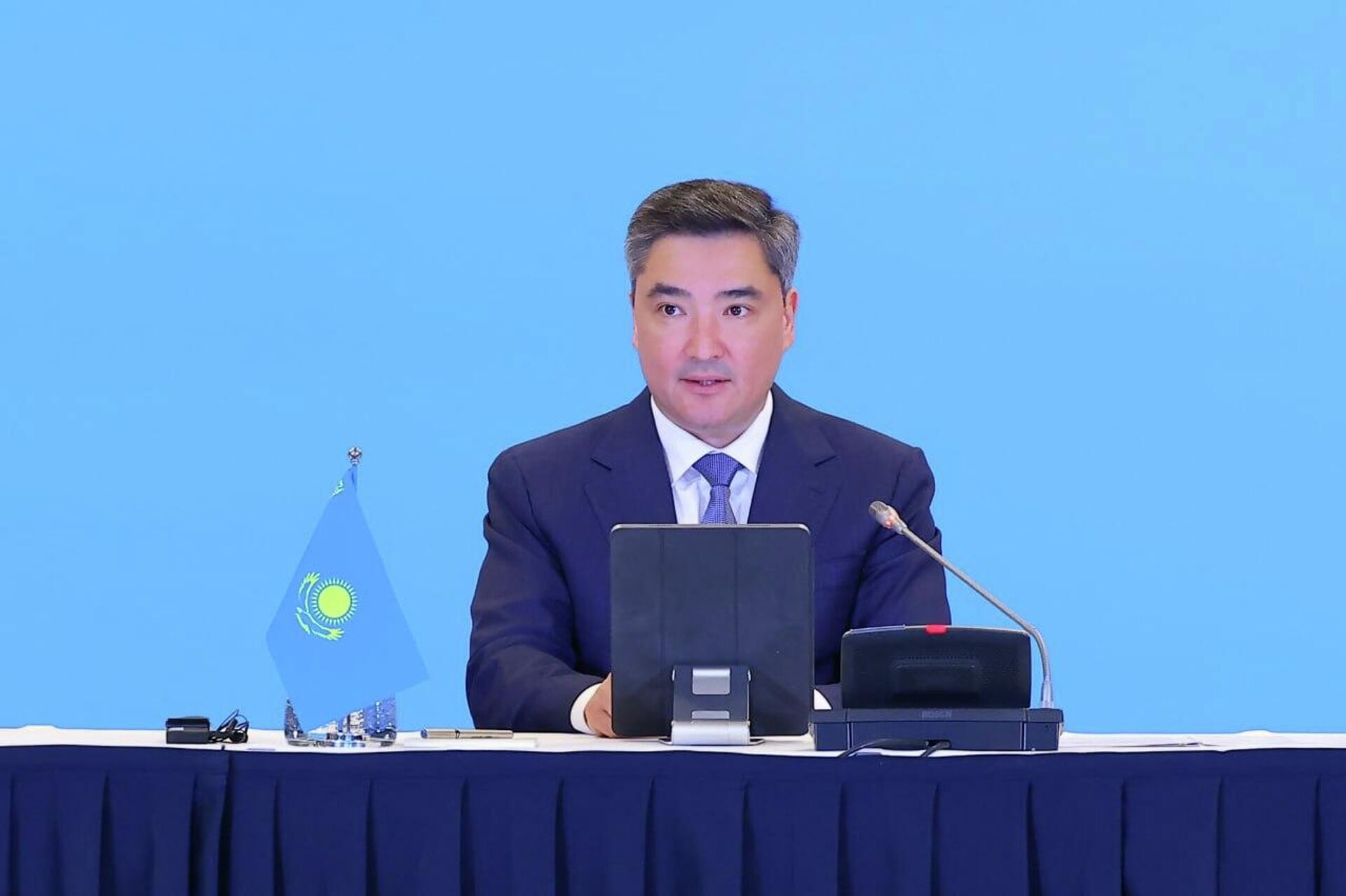 Премьер Казахстана Олжас Бектенов участвует на заседании Конференции ОСЖД - Sputnik Казахстан, 1920, 23.04.2026