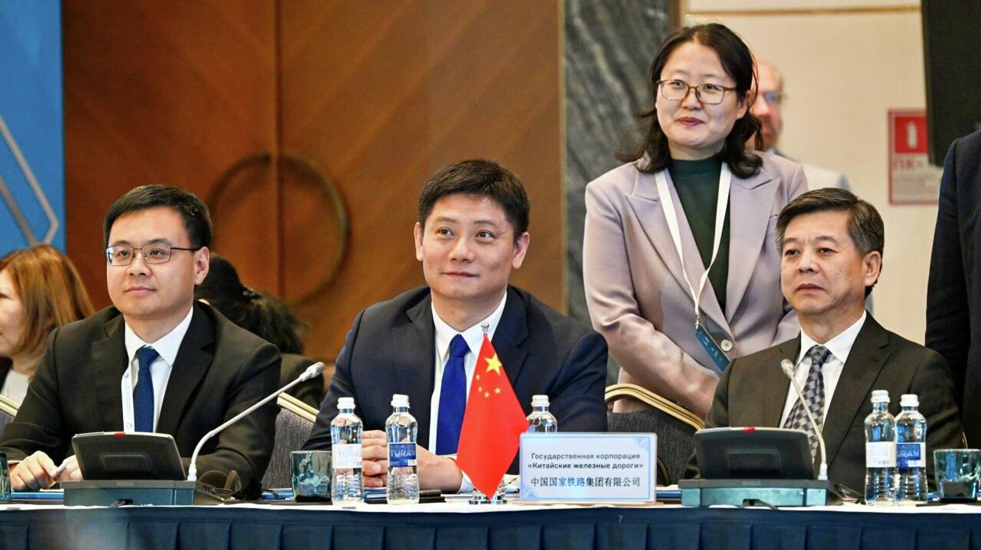 Премьер Казахстана Олжас Бектенов участвует на заседании Конференции ОСЖД - Sputnik Казахстан, 1920, 23.04.2026