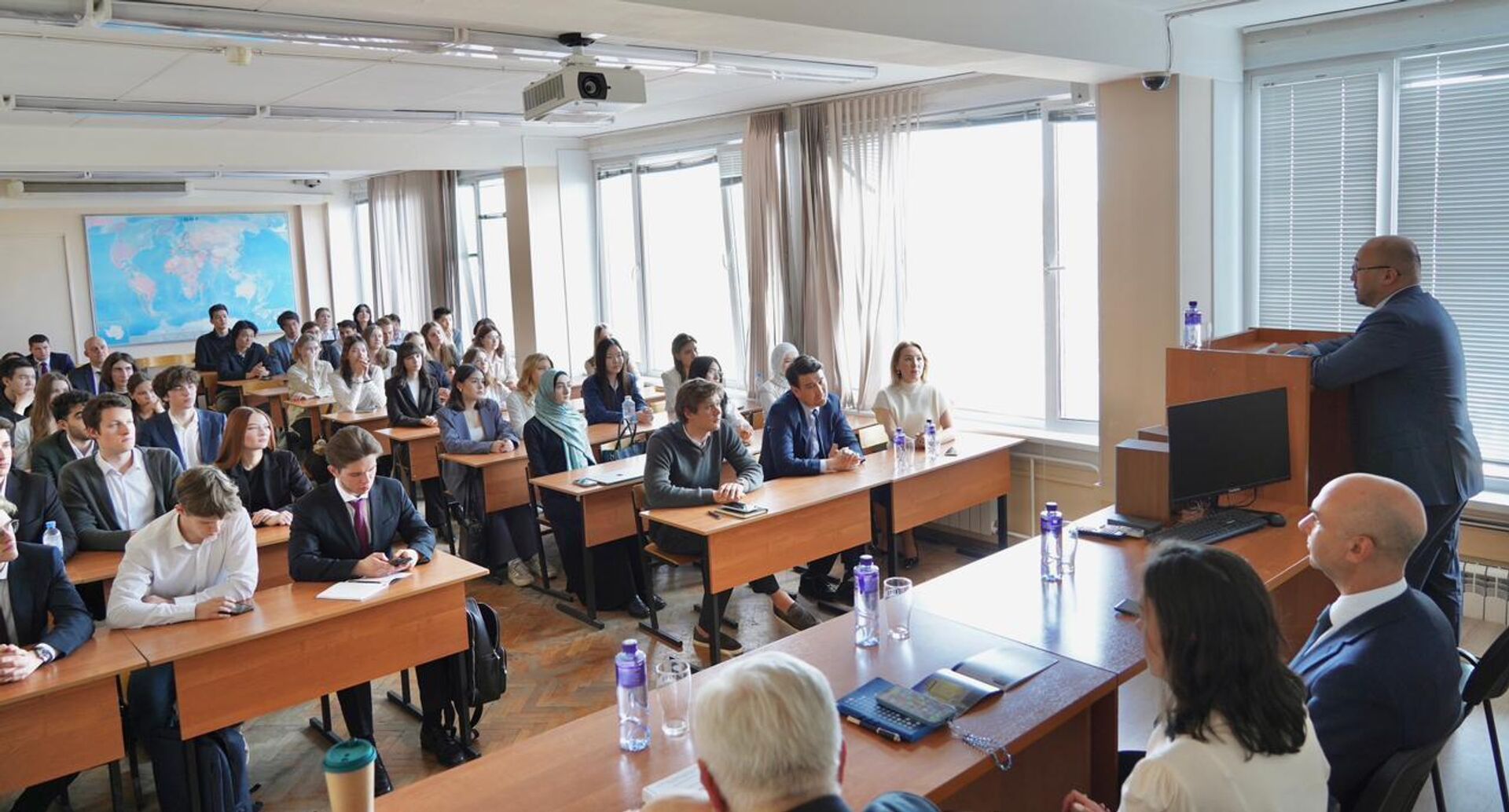 Посол Казахстана в России Даурен Абаев посетил МГУ - Sputnik Казахстан, 1920, 23.04.2026