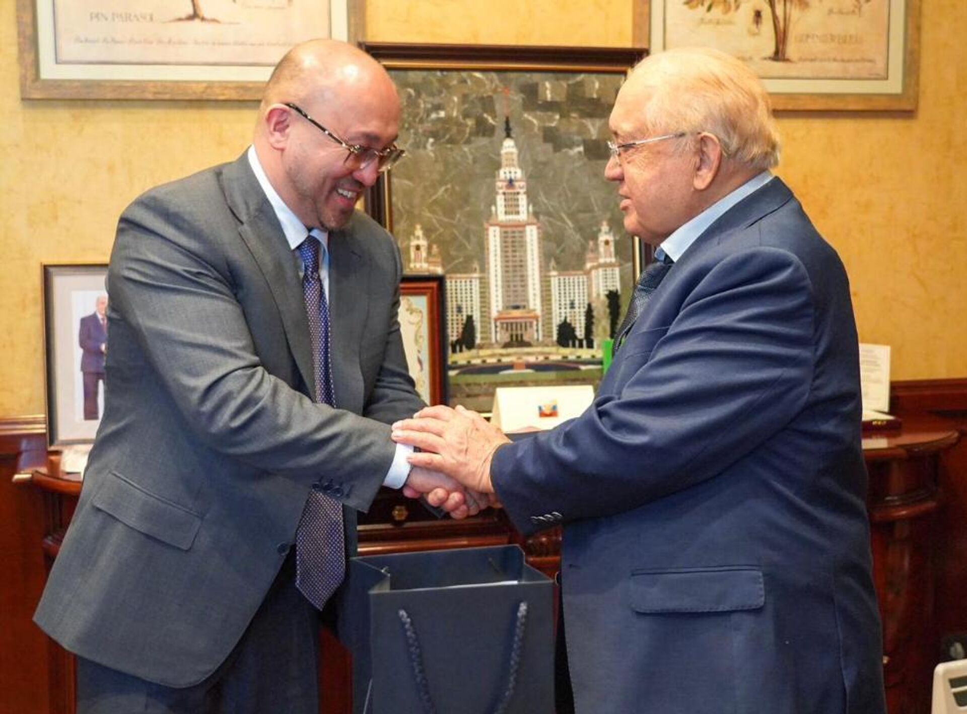 Посол Казахстана в России Даурен Абаев посетил МГУ - Sputnik Казахстан, 1920, 23.04.2026